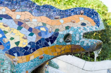 Barselona, İspanya - 20 Eylül 2014: Park Guell 'deki çok renkli mozaik ejderha çeşmesi. Barselona, İspanya