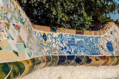 Barselona, İspanya - 20 Eylül 2014: Guell Park, Barcelona 'nın merkezinde büyük dalgalanan oturma alanı. Oturma alanını süsleyen seramik fayanslar renklerle ve ilginç tasarımlarla dolu..