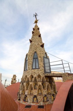 Barcelona, İspanya - 20 Eylül 2014: Guell Sarayı 'nın çatısı tasarımı - Gaudi Chimney: kırık fayans mozaikleri ve garip dekore edilmiş bacalar ilk çalışmalarında açıkça görülmektedir..