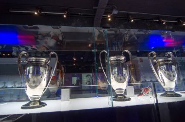 Barselona, İspanya - 22 Eylül 2014: UEFA Şampiyonlar Ligi Kupası müzede. UEFA Kupası - UEFA Şampiyonlar Ligi 'ni kazanan futbol kulübüne her yıl UEFA tarafından verilen kupa. Nou Kampı, Barselona.