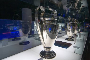 Barselona, İspanya - 22 Eylül 2014: UEFA Şampiyonlar Ligi Kupası müzede. UEFA Kupası - UEFA Şampiyonlar Ligi 'ni kazanan futbol kulübüne her yıl UEFA tarafından verilen kupa. Nou Kampı, Barselona.