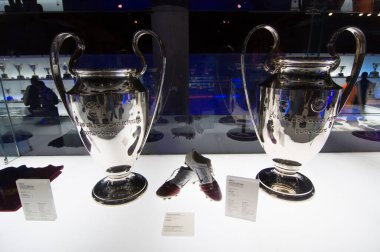 Barselona, İspanya - 22 Eylül 2014: UEFA Şampiyonlar Ligi Kupası müzede. UEFA Kupası - UEFA Şampiyonlar Ligi 'ni kazanan futbol kulübüne her yıl UEFA tarafından verilen kupa. Nou Kampı, Barselona.