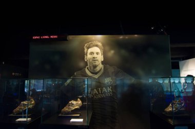 Barselona, İspanya - 22 Eylül 2014: Lionel Messi ve Altın Ayakkabıları FC Barcelona müzesinde. Nou Kampı, Barselona, İspanya.