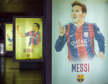 Barcelona, İspanya - 22 Eylül 2014: FC Barcelona müzesinde elle çizilmiş futbolcular posterleri. Lionel Messi. Nou Kampı, Barselona, Katalonya, İspanya