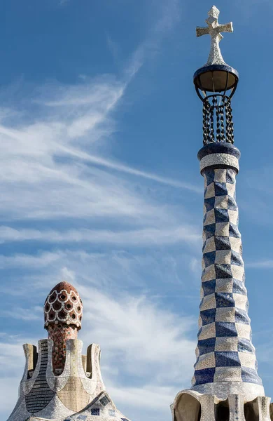 バルセロナ スペイン 2014年9月20日 建築家アントニ ガウディによるパーク グエル 公園の入口にある二つの建物の塔 — ストック写真