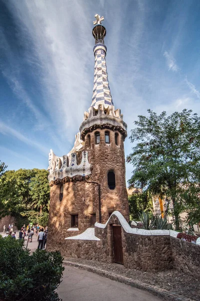 バルセロナ スペイン 2014年9月20日 建築家アントニ ガウディによるパーク グエル 園内入口のパビリオン — ストック写真