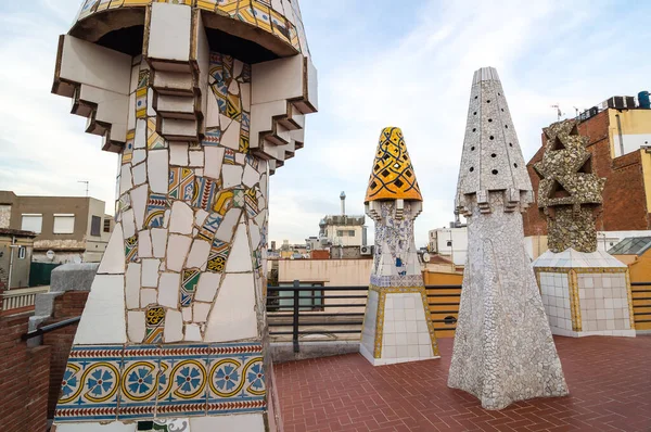 バルセロナ スペイン 2014年9月20日 パレス グエルの屋根のデザイン ガウディ 壊れたタイルのモザイクと奇妙な装飾の煙突は彼の初期の作品で明らかです — ストック写真