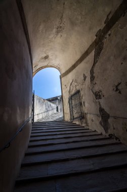 Palazzo Pitti 'de merdiveni olan taş koridor, Floransa, Toskana, İtalya