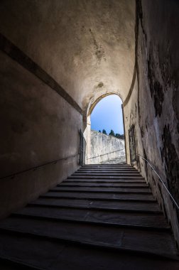 Palazzo Pitti 'de merdiveni olan taş koridor, Floransa, Toskana, İtalya