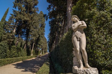 Florence, İtalya - 14 Nisan 2013: Cypress Alley, Boboli Gardens, Floransa, Toskana, İtalya 'da çıplak bir kadının heykeli. Unesco Dünya Mirası.