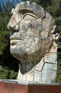 Boboli Gardens, Floransa, Toskana, İtalya 'da Igor Mitoraj' dan Tindaro Screpolato heykeli. Unesco Dünya Mirası.