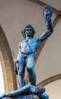 FLORENCE, ITALY - 14 Nisan 2013: Medusa 'nın başını tutan Perseus, 1554' te Benvenuto Cellini tarafından yapılan bronz heykel ve günümüzde Loggia de Lanzi, Piazza della Signoria, Florence, Italy.