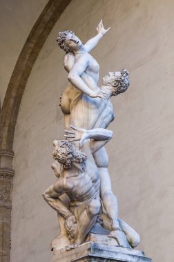 Sabine Kadınlarının Tecavüzü. Giambologna 'nın beyaz mermer heykeli. Figura yılanı ile kompozisyon, yukarı doğru yılan gibi bir spiral hareket. Piazza della Signoria, Floransa, Toskana, İtalya.