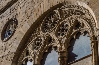Orsanmichele Kilisesi (St. Michael 'ın Mutfak Bahçesi). Atari salonunun zemin katının ayrıntıları, izci gotik pencerelerle süslenmiş. Via Calzaiuoli, Floransa, Toskana, İtalya.