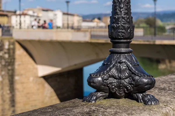 Černá Ozdobná Lampa Stylu Renesance Mostu Přes Řeku Arno Florencie — Stock fotografie