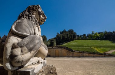 İtalya, Toskana, Floransa 'daki Pitti Sarayı' nın kostüm galerisinde aslan heykeli. Unesco Dünya Mirası.