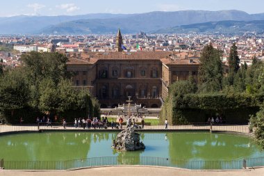 FLORENCE, ITALY - 14 Nisan 2013: Pitti Palace and Fountain Neptün (Vasca del Nettuno) güneşli bir günde. Boboli Bahçeleri - klasik tarzda ünlü bir park. Floransa, Toskana, İtalya.