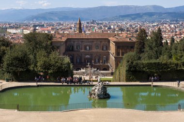 FLORENCE, ITALY - 14 Nisan 2013: Pitti Palace and Fountain Neptün (Vasca del Nettuno) güneşli bir günde. Boboli Bahçeleri - klasik tarzda ünlü bir park. Floransa, Toskana, İtalya.