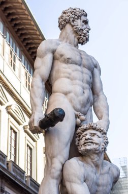 FLORENCE, ITALY - 14 Nisan 2013: Bartolommeo Bandinelli 'nin Herkül ve Cacus heykeli, Piazza della Signoria' daki Palazzo Vecchio 'nun önünde duruyor. Floransa, Toskana, İtalya.