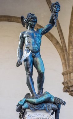 FLORENCE, ITALY - 14 Nisan 2013: Medusa 'nın başını tutan Perseus, 1554 yılında Benvenuto Cellini tarafından yapılan bronz heykel, Piazza della Signoria, Florence, İtalya. Medusa 'nın vücuduna odaklan.