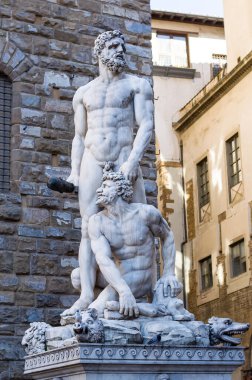 FLORENCE, ITALY - 14 Nisan 2013: Bartolommeo Bandinelli 'nin Herkül ve Cacus heykeli, Piazza della Signoria' daki Palazzo Vecchio 'nun önünde duruyor. Floransa, Toskana, İtalya.
