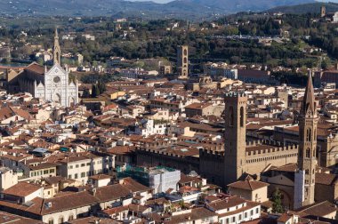 Bazilika di Santa Croce (Kutsal Haç Bazilikası), Fransisken kilisesidir. Palazzo del Bargello ve Badia Fiorentina. Giotto 'nun Campanile' inden hava görüntüsü. Floransa, Toskana, İtalya.