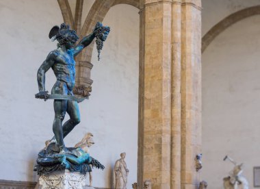 FLORENCE, ITALY - 14 Nisan 2013: Medusa 'nın başını tutan Perseus, 1554' te Benvenuto Cellini tarafından yapılan bronz heykel ve günümüzde Loggia de Lanzi, Piazza della Signoria, Florence, Italy.
