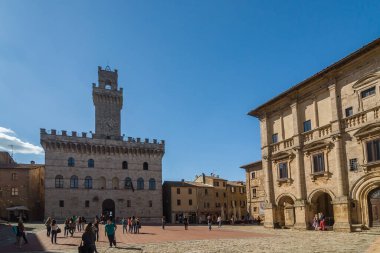 MONTEPULCIANO, ITALY - 15 Nisan 2013: Piazza Grande 'deki Romanesque Belediye Binası veya Palazzo Communale. Montepulciano, Toskana, İtalya