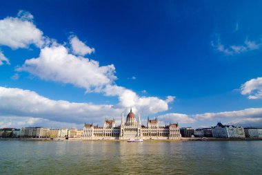 BUDAPEST, HUNGARY - 20 Şubat 2016: Budapeşte, Macaristan 'daki parlamento binası. Şehrin en ünlü simgesi..