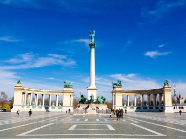 BUDAPEST, HUNGARY - 22 Şubat 2016: Kahramanlar Meydanı 'ndaki Milenyum Anıtı - Hosok Tere Budapeşte, Macaristan' ın en büyük meydanlarından biridir.