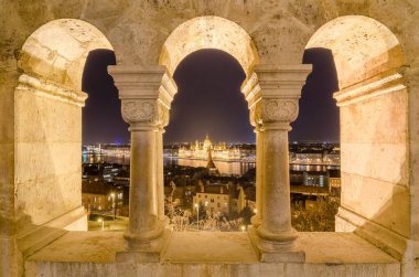 Macaristan 'ın Budapeşte kentindeki Tuna Nehri kıyısındaki Macar Parlamentosu binasının gece manzarası.