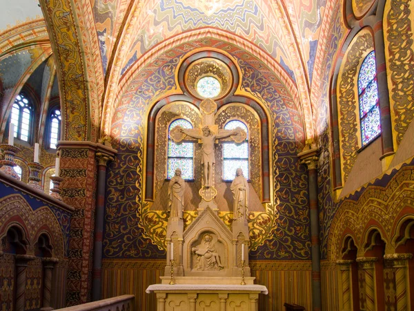 ハンガリー ブダペスト 2016年2月23日 マティアス教会の内部は ブダペストにあるローマ カトリック教会で ブダ城地区の中心部にあるフィッシャーマンズベース前に位置しています — ストック写真