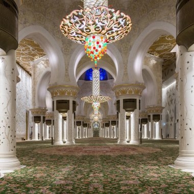 Abu Dabi, BAE - 18 Kasım 2019 'da Abu Dabi' de Şeyh Zayed Büyük Camii 'nin muhteşem iç mekanı. BAE 'nin en büyük camii ve dünyanın en büyük sekizinci camii..