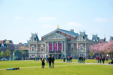 AMSTERDAM, NETHERLANDS - 20 Nisan: Güneşli bir günde, Amsterdam, Hollanda 'da ünlü bir konser. Concertgebouw dünyanın en iyi konser salonlarından biri olarak kabul edilir..