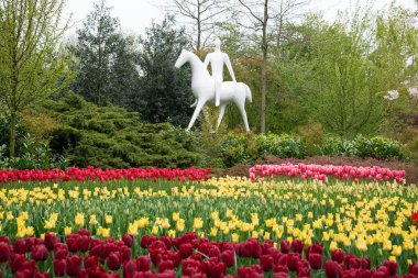 Hollanda 'da, Keukenhof Park, Lisse' de ata binen bir adamın anıtı..