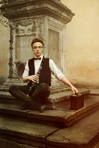 Hipster-Mann spielt Klarinette — Stockfoto