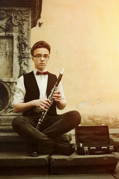 Hipster homem tocando clarinete — Fotografia de Stock