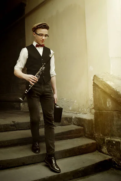 Hipster uomo in possesso di clarinetto — Foto Stock