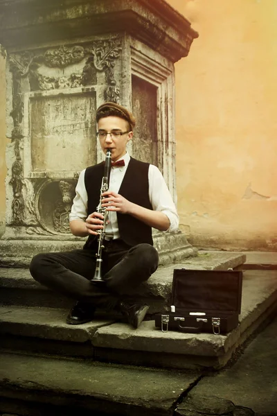 Hipster jugando clarinete — Foto de Stock