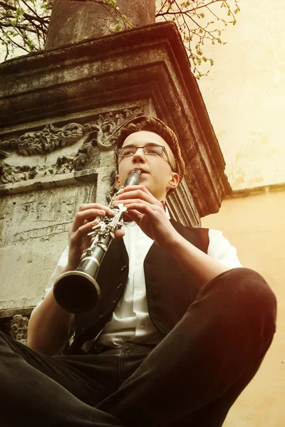 Hipster suonare il clarinetto — Foto Stock