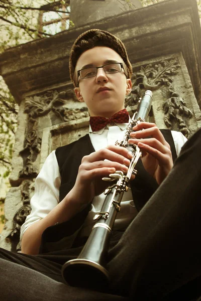 Hipster jugando clarinete — Foto de Stock