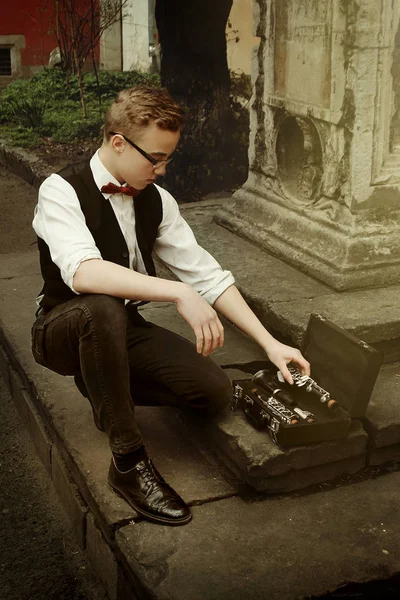Hipster man bedrijf klarinet — Stockfoto