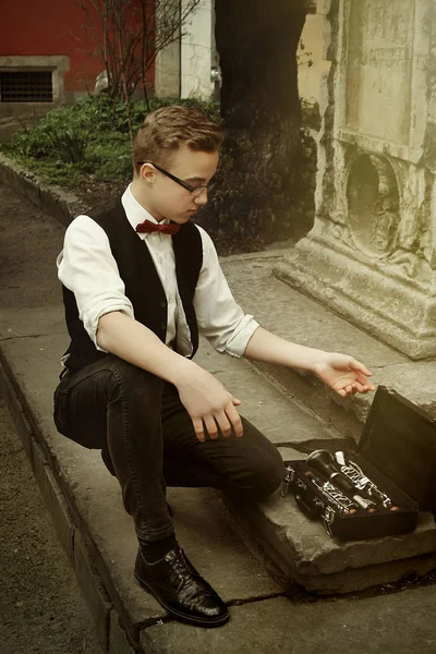 Hipster hombre celebración clarinete — Foto de Stock