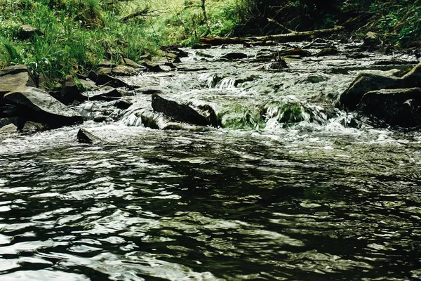 Increíble cascada en las rocas del río — Foto de Stock