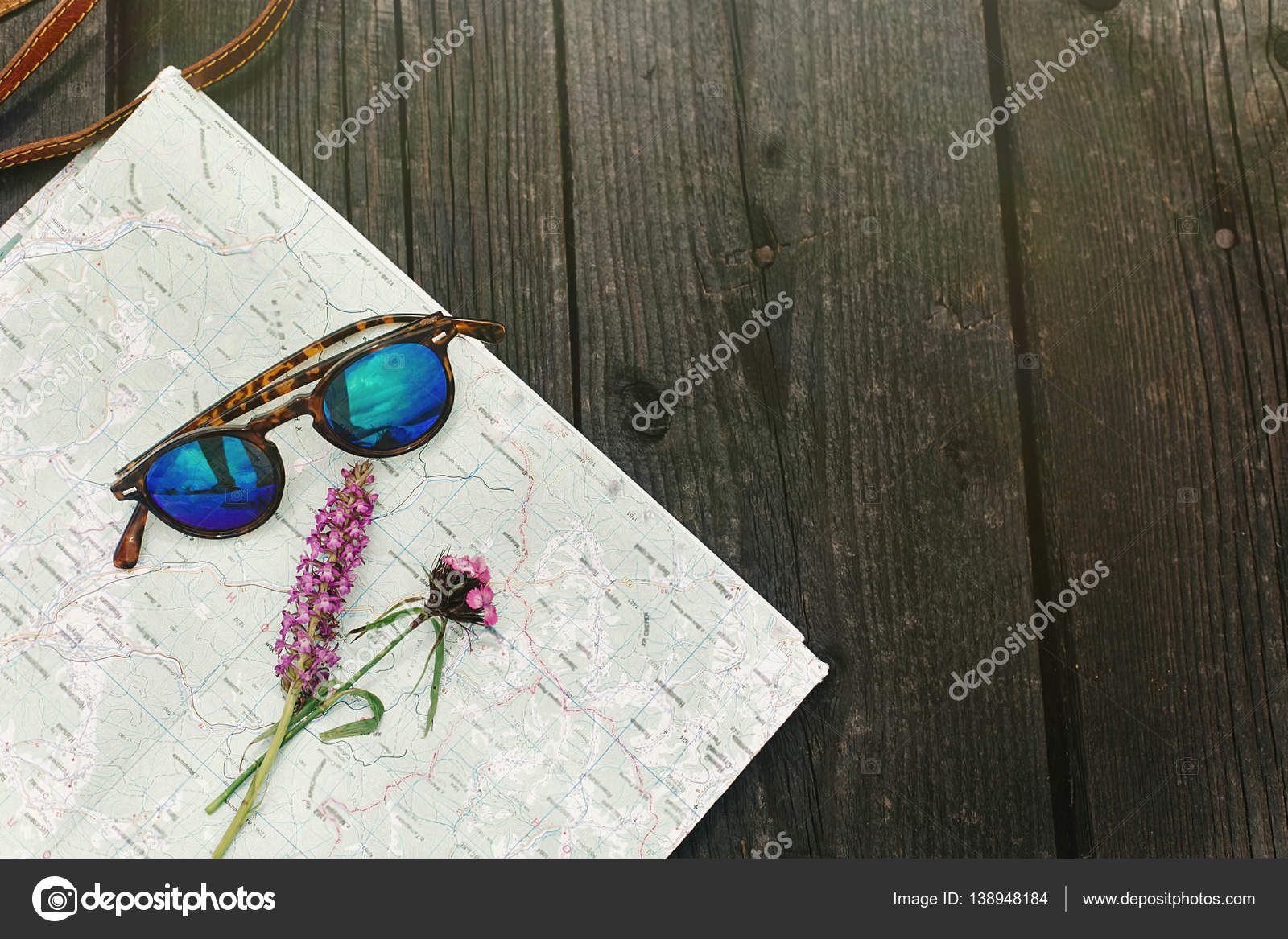Elegantes gafas de sol hipster con flores silvestres púrpuras: fotografía de  stock © Sonyachny #138948184 | Depositphotos