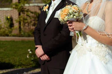 eller mutlu gelin buketi ile 