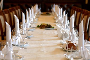 şık boş bardak ve tabaklar 