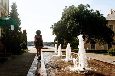 şık kadın hipster yürüyüş