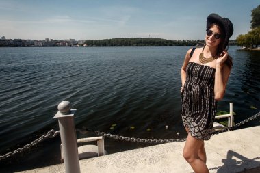 kadın hipster holding şapkası 