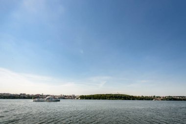 güneşli gölde yelken gemisi cruise